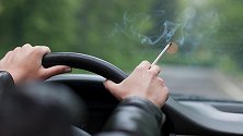 抽烟只开一个车窗？开车时开窗的学问大有门道！快过来看一看！