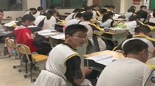 班主任突击检查，却意外拍下这一幕，孩子刺激吗