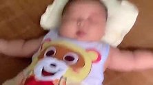宝宝四仰八叉的躺在床上，肉嘟嘟的真可爱，太招人稀罕了！