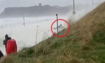 英国一男子不顾危险在海边散步遭巨浪吞没 差点被卷走