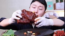 韩国屋塔房大叔PRUMI吃超大辣猪肘，满嘴都是酱！