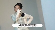 46岁任重和老婆回重庆吃面，两人坐在马路边，孙骁骁背影出镜身材苗条