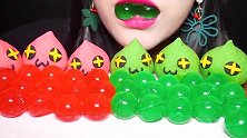 美女试吃冒险岛史莱姆迷你蛋糕、桃子果冻球、青葡萄果冻球