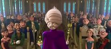 冰雪奇缘：艾莎女王宴请宾客，自卑的妹妹不敢站在身旁