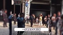 李思思晒假期赶集照，体态优雅和摊主热聊，离开央视后更接地气了