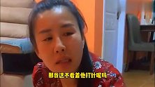 女主人睡觉说梦话，被一旁金毛听见，金毛趁机整蛊主人