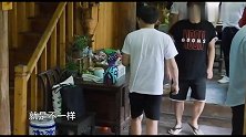 黄磊在说话，孙莉自然而然挽上黄磊手，老夫老妻还这么恩爱！