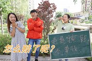 老板擦鞋免费，没想美女擦完却要付100元，套路太深！