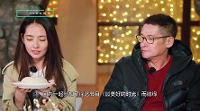 郭碧婷一袭白裙卷发披肩甜美仙气与向佐牵手撒糖甜skr人