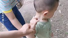 漫山遍野的鸡蛋捡的过瘾，1岁宝宝没捞着捡，这样报复，可爱