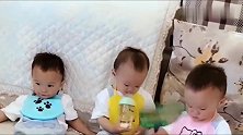 龙凤三胞胎宝宝只有一瓶水，两个哥哥都要喝，看妹妹是怎么做的