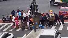 山东淄博：运沙车侧翻两人被埋，他们一拥而上徒手刨沙救人