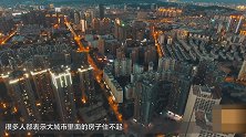 国外小伙泥地上建房 不用一砖一瓦 顺手还修了个泳池