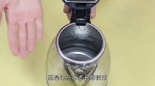 烧水壶里满是水垢，只需把它放进去，就能快速清除干净，太实用了