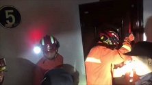 女孩烧炭自杀消防破门抢救 邻居埋怨：吵到我休息了