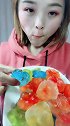 漂亮声控吃冰姑娘，吃自制五彩碎冰，吃的太馋人了