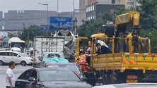 陕西咸阳：接新娘遇暴雨，大吊车出动，新郎：刻骨铭心！