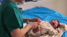 护士给小宝宝做排气操，缓解了肚子胀气，宝宝好享受啊！