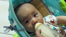 小宝宝一边喝奶一遍牙牙学语，真是个调皮的宝宝