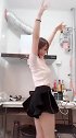 趁着厨房里没人，来一段异域舞蹈，有人喜欢吗