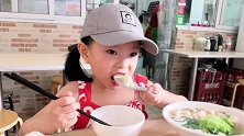 小宝宝的吃相真优雅，简直就是个淑女，网友为何如此优秀