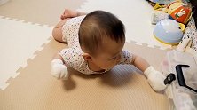 这样还能玩即使被束缚了双手，6个月的小宝宝依旧这么活泼
