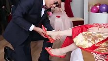 新郎官为新娘“穿婚鞋”，看着老婆的脚丫，简直太漂亮了！