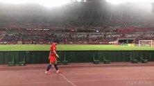 崔鹏赛后走在最前面与队友致谢球迷 此刻他是最伤心的人