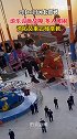 河北一游乐设施故障多人被困高空 消防员乘云梯搭救