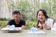 挑战如何用1张A4纸，撑起2瓶水，帅哥用一本书搞定！