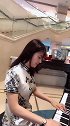 很有淑女风范啊，弹的一手好曲