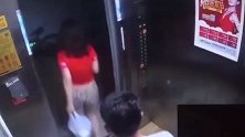猥琐男蹲下偷看女子臀部 还尾随跟踪试图 “破窗而入”
