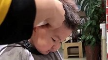 小宝宝一剪头就哭得跟杀猪似的，看到宝宝哭泣的样子让人心疼！