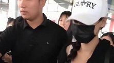 机场偶遇王菲和张柏芝，两位都是伟大的母亲，本人很漂亮！