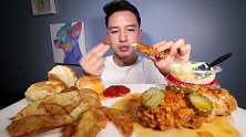 帅小哥吃炸鸡块和薯条，人长得帅吃相也干净