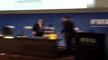 足球-15年-目瞪口呆！FIFA召开特别执委会 布拉特竟被示威者当众撒钱-新闻