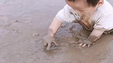 宝宝泥里打滚，当妈的无动于衷，爸爸怒斥：“你是亲妈吗？”