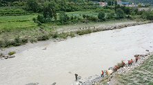 四川冕宁暴雨已致12人遇难10人失联 直击武警官兵搜救现场