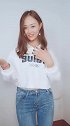 美女笑得真甜，时尚气质很有女人味
