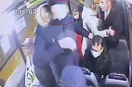 俄罗斯：一男子在公交车上指出一对情侣没戴口罩，反被殴打致死
