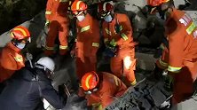 六盘水在建厂房垮塌5人被困 已救出3人：1人遇难2人仍被埋