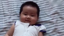 小宝宝长得真胖啊，在床上动弹不得的样子好搞笑啊