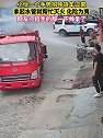 山西晋城：你不经意的举动，温暖了这个雨天