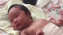 小宝宝听着音乐在床上做运动，这小动作好萌啊，不愧是萌娃！