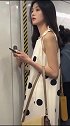 地铁上拍到美极了的素颜姑娘，姑娘这是害羞了吗