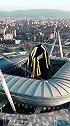 尤文图斯竞技场升起巨型球衣致敬确认退役的基耶利尼