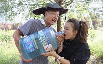 相亲美女想喝汽水，抠门小伙把泡腾片放进大桶水里自制汽水，真逗