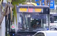海南海口：公交司机开车玩手机？目击者：最少有5到10分钟