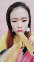 小姐姐今天吃实心冰条，咬起来嘎嘣脆，看着就过瘾