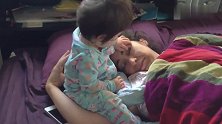 11个月大的宝宝叫妈妈起床，一扯二拍没用，对着眼睛使出绝招